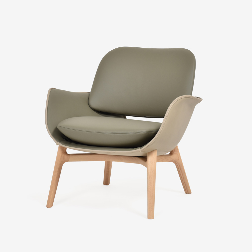 PoltronaFrau(ポルトローナ・フラウ)アームチェア「Martha マルタ」革ダーセナ#SC176/革コルダ#Corda 脚アッシュ材ナチュラル色【お手入れキットの特典付き】