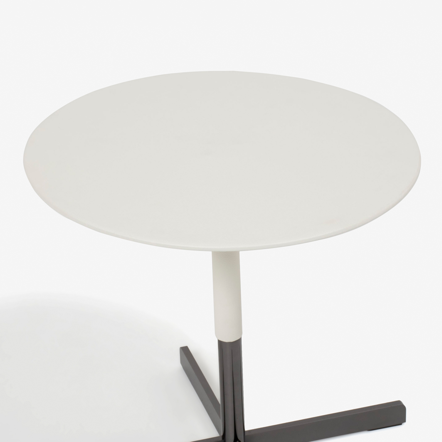 PoltronaFrau（ポルトローナ・フラウ）サイドテーブル 「ボブ」 ロータイプ 丸46cm 革#SC0 ホワイト色