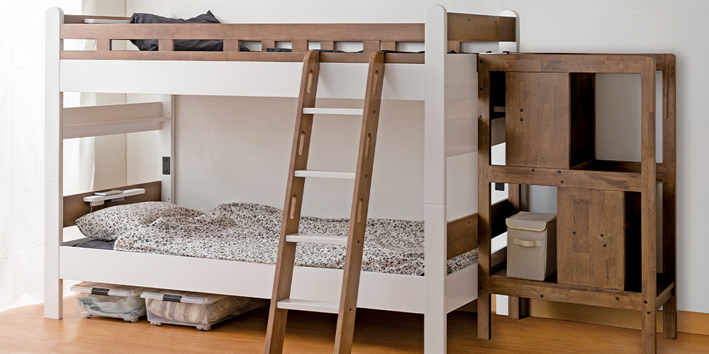 2段ベッドNエリア（ホワイト+ウォールモカ色）とベッド用ステップ（ウォールモカ色）の組み合わせイメージ