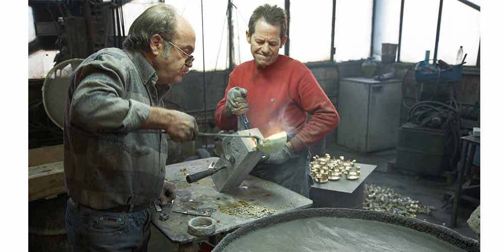 作業風景　二人の職人が鋳物製造を行っている画像