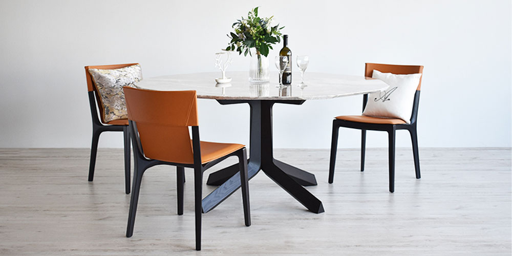 テーブル「オセロ」・椅子「イサドラ」革キャメル色/脚ダークブラウン色?3脚のレイアウトイメージ。ワイングラス・花瓶・ワインが置かれている