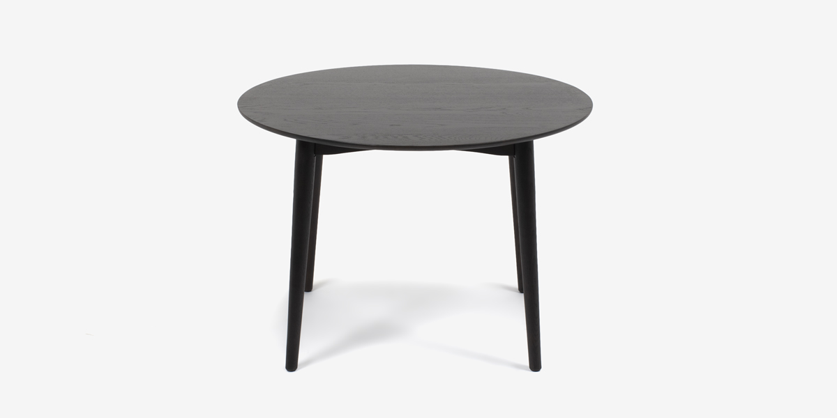 丸みのあるなめらかなデザインと無垢材のぬくもりのダイニングテーブル「シネマ」ダークブラウン色
